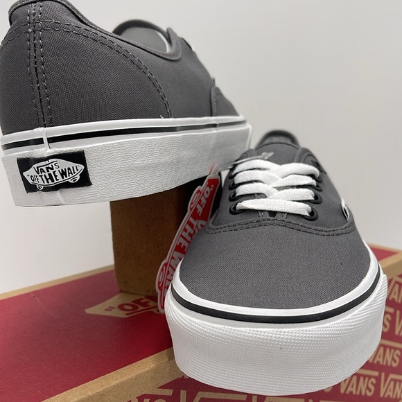 Vans • WMNS Authentic Pewter/Black
VN000JRAPBQ
Sneakers - Picture 9 of 16